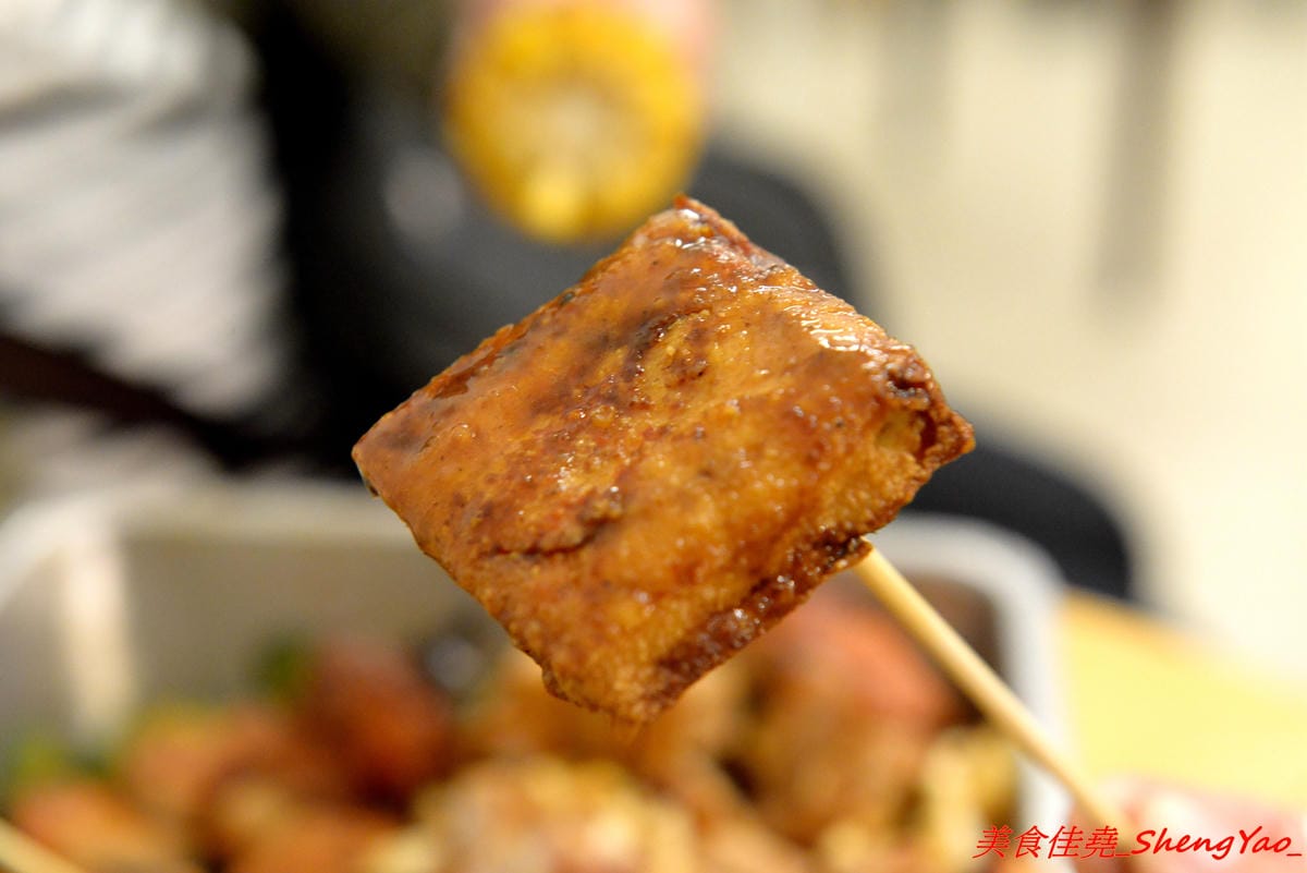 [台中后里]阿弟碳烤 – 后里人氣烤肉店,食材種類豐富,烤功有水準,口味獨特,除了刷上醬料還會撒上辣粉和加蒜頭,配啤酒和飲料整個超對味,店家態度親切,老闆女兒很漂亮。