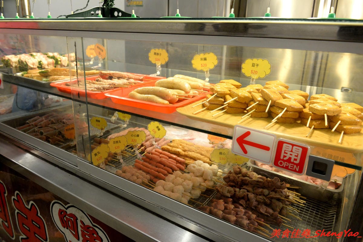 [台中后里]阿弟碳烤 – 后里人氣烤肉店,食材種類豐富,烤功有水準,口味獨特,除了刷上醬料還會撒上辣粉和加蒜頭,配啤酒和飲料整個超對味,店家態度親切,老闆女兒很漂亮。