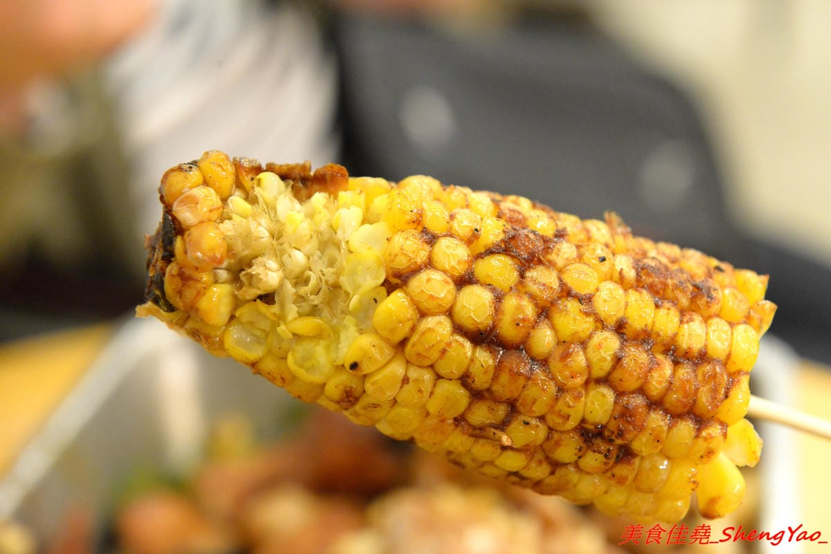 [台中后里]阿弟碳烤 – 后里人氣烤肉店,食材種類豐富,烤功有水準,口味獨特,除了刷上醬料還會撒上辣粉和加蒜頭,配啤酒和飲料整個超對味,店家態度親切,老闆女兒很漂亮。