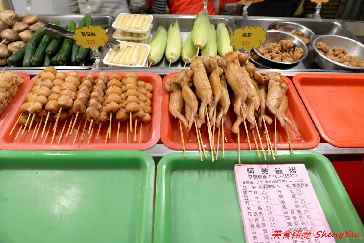[台中后里]阿弟碳烤 – 后里人氣烤肉店,食材種類豐富,烤功有水準,口味獨特,除了刷上醬料還會撒上辣粉和加蒜頭,配啤酒和飲料整個超對味,店家態度親切,老闆女兒很漂亮。