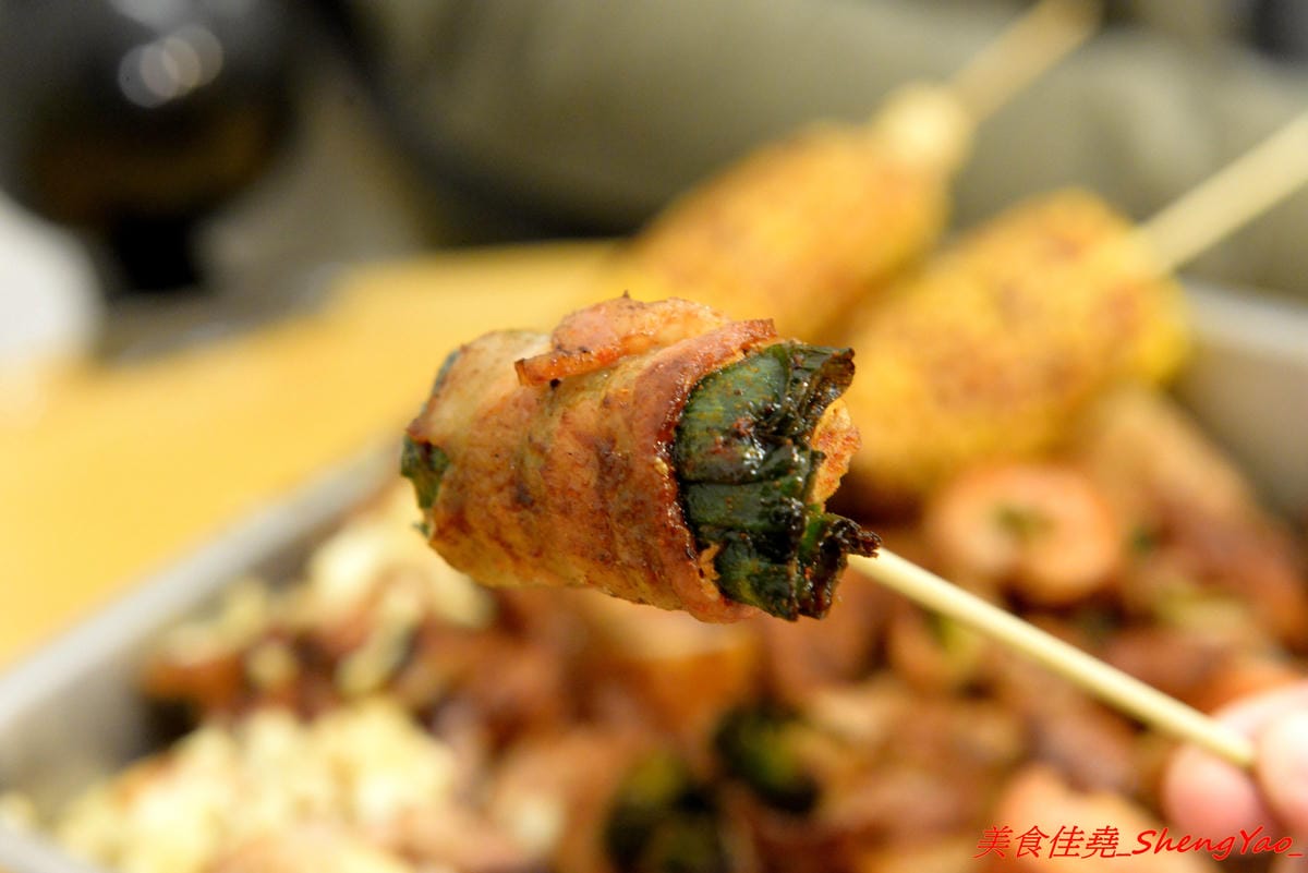 [台中后里]阿弟碳烤 – 后里人氣烤肉店,食材種類豐富,烤功有水準,口味獨特,除了刷上醬料還會撒上辣粉和加蒜頭,配啤酒和飲料整個超對味,店家態度親切,老闆女兒很漂亮。