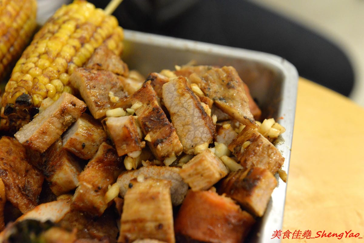 [台中后里]阿弟碳烤 – 后里人氣烤肉店,食材種類豐富,烤功有水準,口味獨特,除了刷上醬料還會撒上辣粉和加蒜頭,配啤酒和飲料整個超對味,店家態度親切,老闆女兒很漂亮。