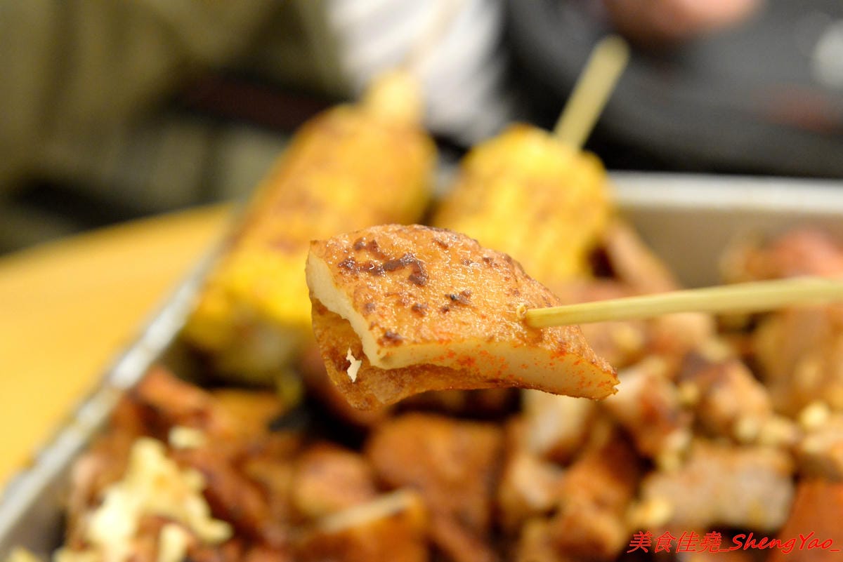 [台中后里]阿弟碳烤 – 后里人氣烤肉店,食材種類豐富,烤功有水準,口味獨特,除了刷上醬料還會撒上辣粉和加蒜頭,配啤酒和飲料整個超對味,店家態度親切,老闆女兒很漂亮。