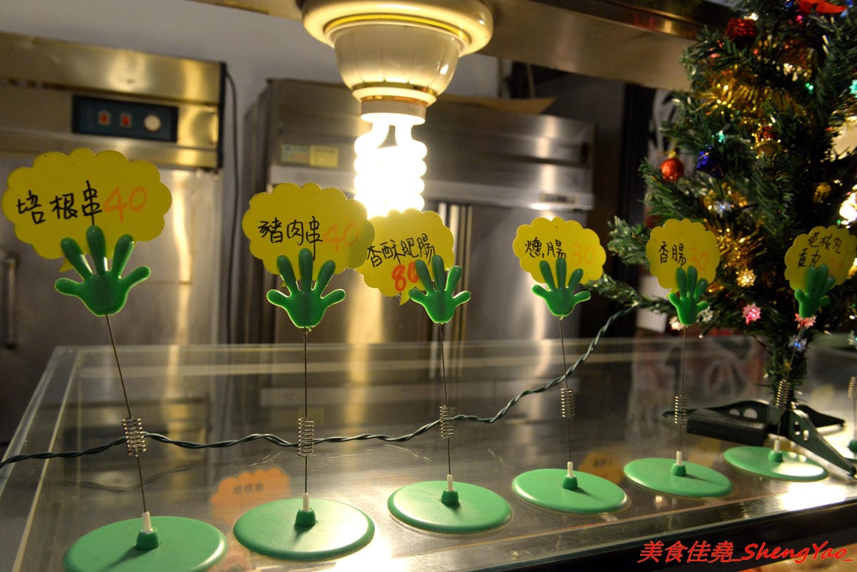 [台中后里]阿弟碳烤 – 后里人氣烤肉店,食材種類豐富,烤功有水準,口味獨特,除了刷上醬料還會撒上辣粉和加蒜頭,配啤酒和飲料整個超對味,店家態度親切,老闆女兒很漂亮。