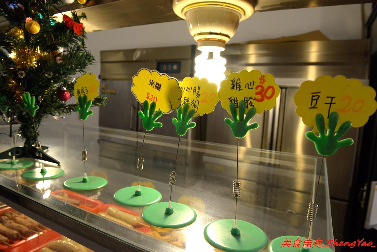 [台中后里]阿弟碳烤 – 后里人氣烤肉店,食材種類豐富,烤功有水準,口味獨特,除了刷上醬料還會撒上辣粉和加蒜頭,配啤酒和飲料整個超對味,店家態度親切,老闆女兒很漂亮。