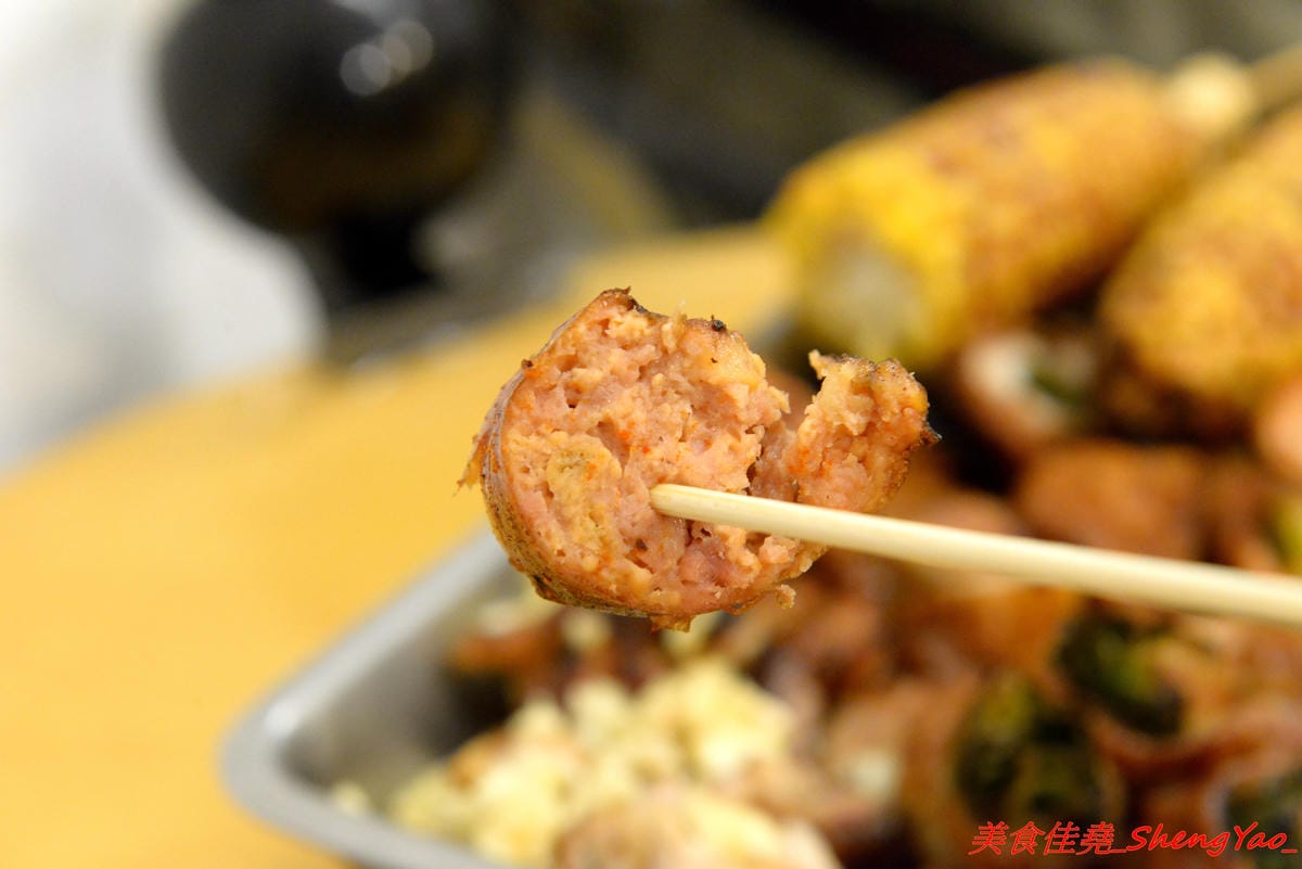 [台中后里]阿弟碳烤 – 后里人氣烤肉店,食材種類豐富,烤功有水準,口味獨特,除了刷上醬料還會撒上辣粉和加蒜頭,配啤酒和飲料整個超對味,店家態度親切,老闆女兒很漂亮。