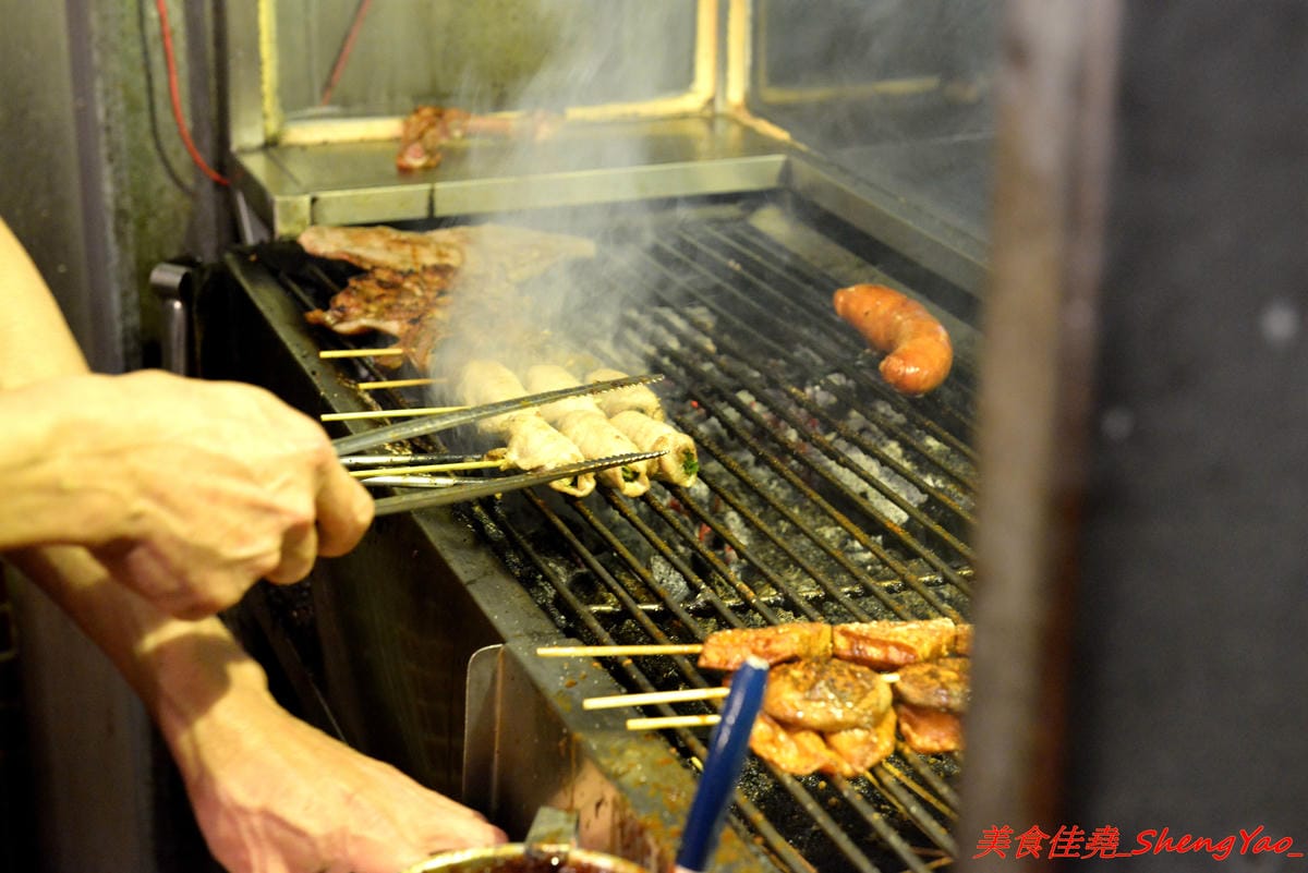 [台中后里]阿弟碳烤 – 后里人氣烤肉店,食材種類豐富,烤功有水準,口味獨特,除了刷上醬料還會撒上辣粉和加蒜頭,配啤酒和飲料整個超對味,店家態度親切,老闆女兒很漂亮。