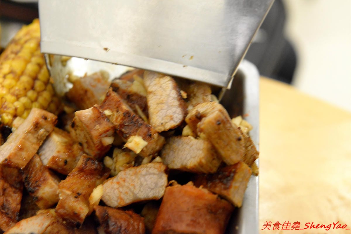 [台中后里]阿弟碳烤 – 后里人氣烤肉店,食材種類豐富,烤功有水準,口味獨特,除了刷上醬料還會撒上辣粉和加蒜頭,配啤酒和飲料整個超對味,店家態度親切,老闆女兒很漂亮。
