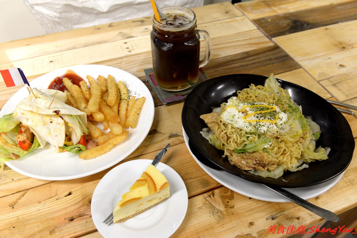 [台中清水]23弄咖啡館 – 清水新開的文創風咖啡店,店內有許多手作文創小物和雜貨,環境溫馨舒服,餐點分三個時段供餐分別由不同人負責,選擇性多。