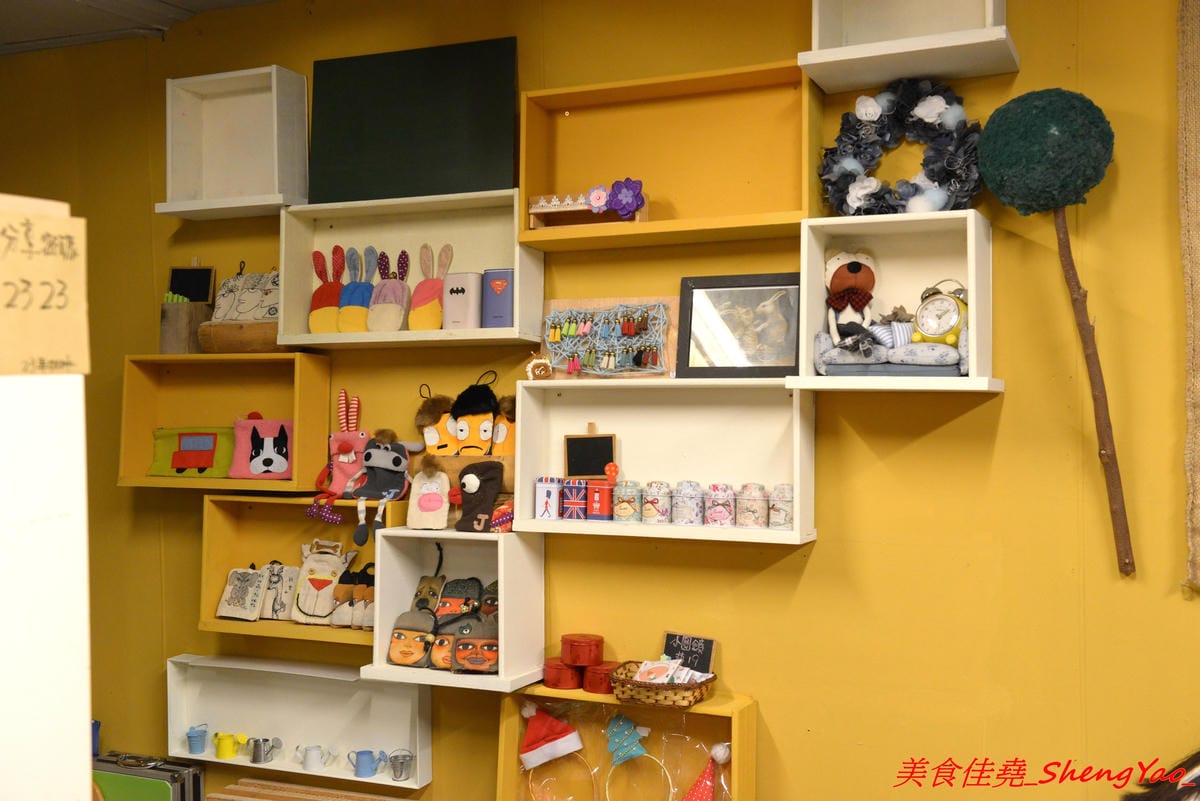 [台中清水]23弄咖啡館 – 清水新開的文創風咖啡店,店內有許多手作文創小物和雜貨,環境溫馨舒服,餐點分三個時段供餐分別由不同人負責,選擇性多。