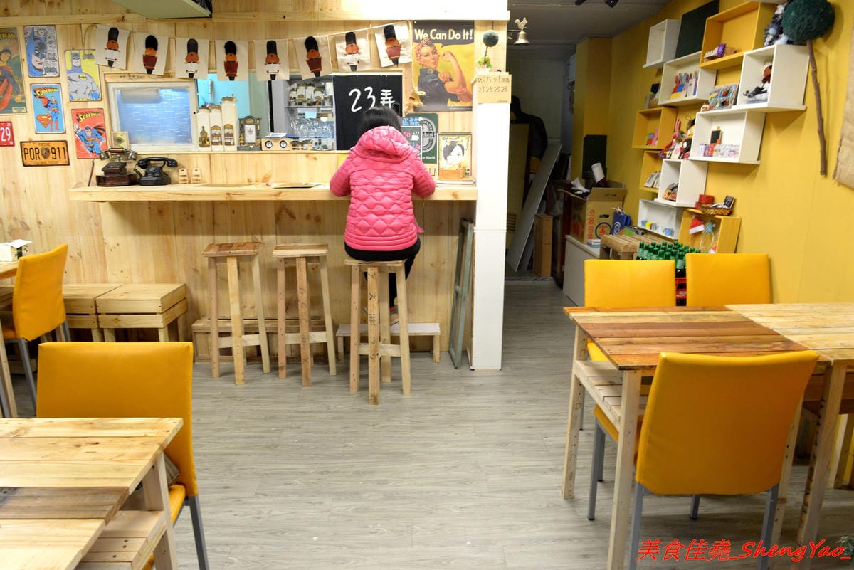 [台中清水]23弄咖啡館 – 清水新開的文創風咖啡店,店內有許多手作文創小物和雜貨,環境溫馨舒服,餐點分三個時段供餐分別由不同人負責,選擇性多。