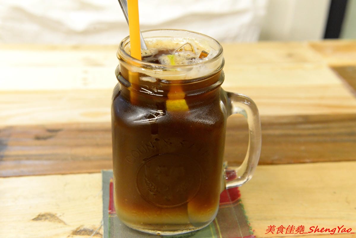 [台中清水]23弄咖啡館 – 清水新開的文創風咖啡店,店內有許多手作文創小物和雜貨,環境溫馨舒服,餐點分三個時段供餐分別由不同人負責,選擇性多。