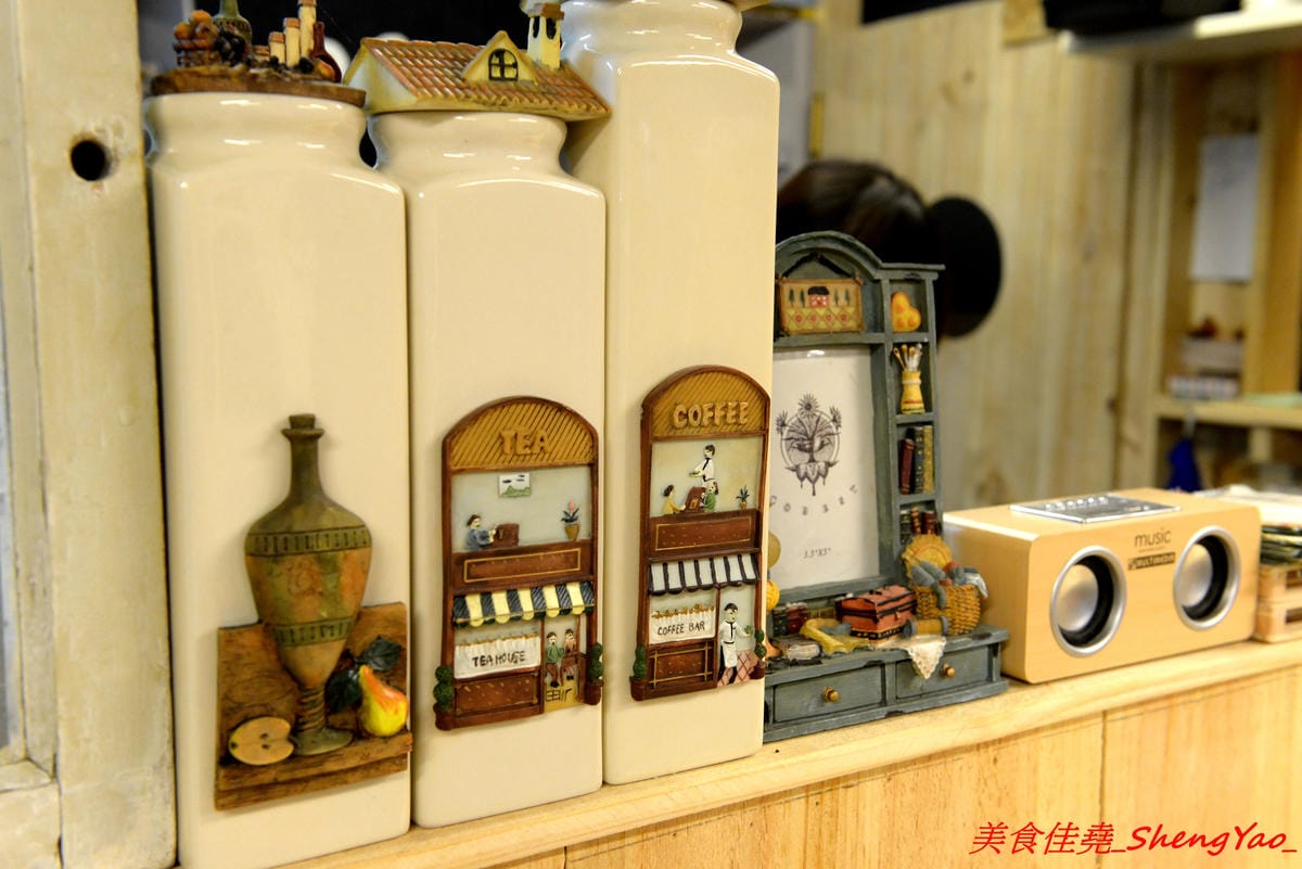 [台中清水]23弄咖啡館 – 清水新開的文創風咖啡店,店內有許多手作文創小物和雜貨,環境溫馨舒服,餐點分三個時段供餐分別由不同人負責,選擇性多。