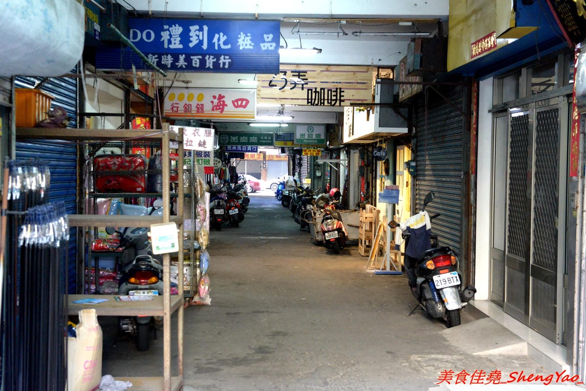 [台中清水]23弄咖啡館 – 清水新開的文創風咖啡店,店內有許多手作文創小物和雜貨,環境溫馨舒服,餐點分三個時段供餐分別由不同人負責,選擇性多。