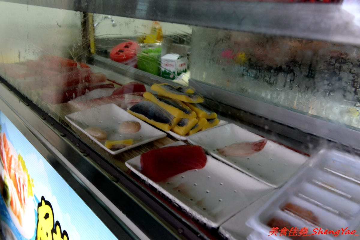 [台中清水]鮨二壽司屋 – 清水第二家生魚片、壽司專賣店,生魚片和壽司都可以客製化,魚肉食材頗新鮮,價格超便宜,C/P值非常高,店家生意很好,外帶建議先打電話預訂。(已歇業)