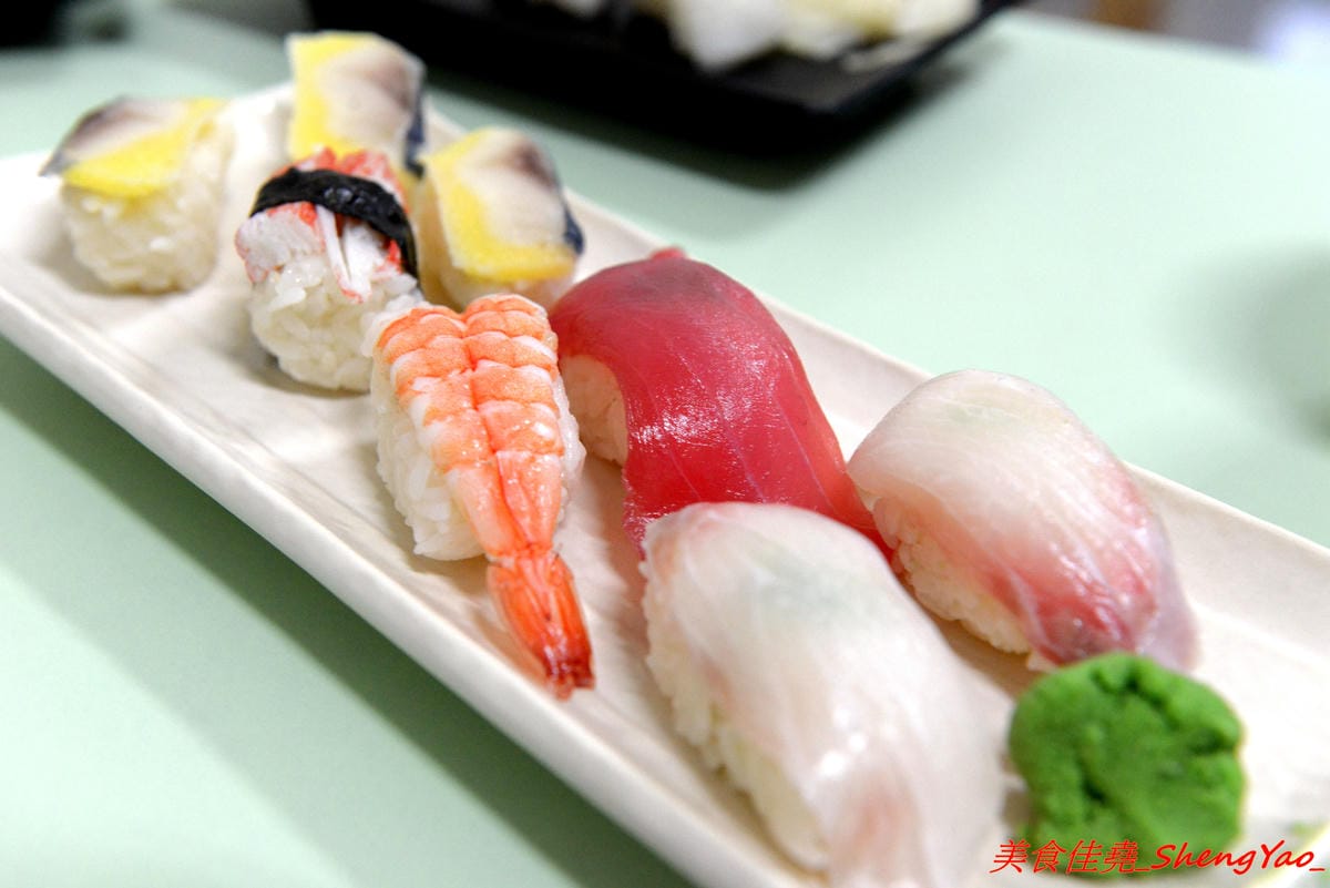 [台中清水]鮨二壽司屋 – 清水第二家生魚片、壽司專賣店,生魚片和壽司都可以客製化,魚肉食材頗新鮮,價格超便宜,C/P值非常高,店家生意很好,外帶建議先打電話預訂。(已歇業)
