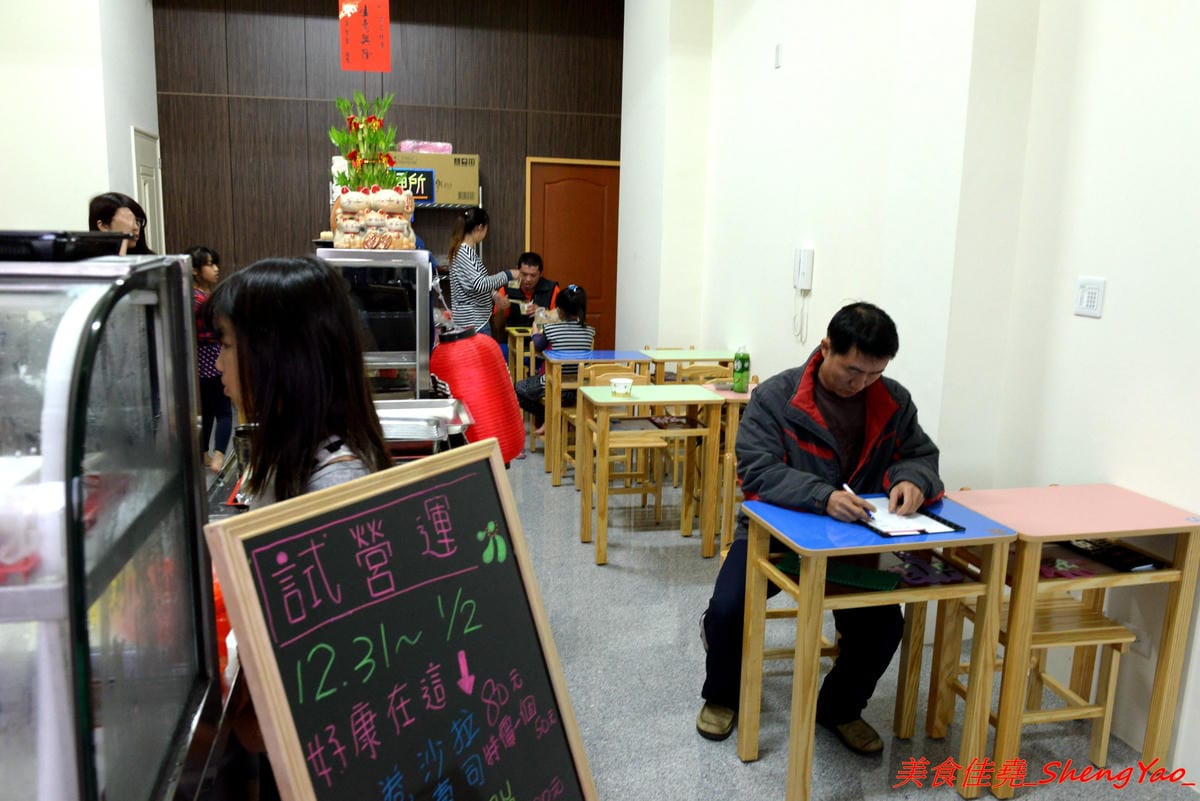 [台中清水]鮨二壽司屋 – 清水第二家生魚片、壽司專賣店,生魚片和壽司都可以客製化,魚肉食材頗新鮮,價格超便宜,C/P值非常高,店家生意很好,外帶建議先打電話預訂。(已歇業)