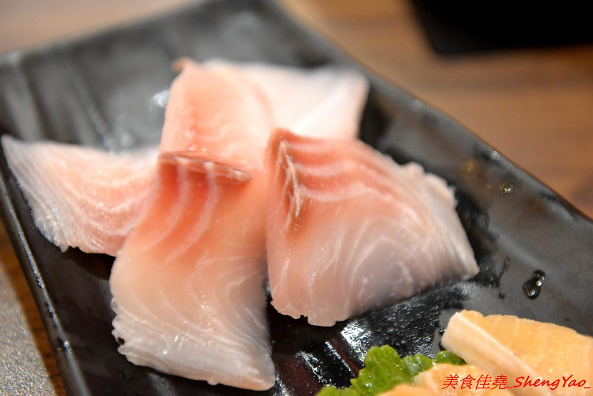 [台中沙鹿]絕品火鍋 – 沙鹿新開的火鍋店,年輕老闆曾擔任過多家餐廳的廚師,食材品質要求嚴格,蔬菜肉品海鮮都很新鮮,店內還有少見的伊比利豬,湯頭也很特別,墨魚湯頭超吸睛,價位相當平價,建