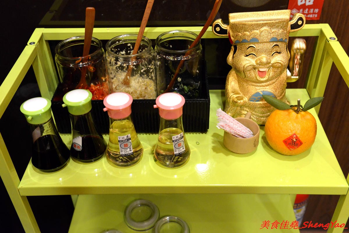 [台中沙鹿]絕品火鍋 – 沙鹿新開的火鍋店,年輕老闆曾擔任過多家餐廳的廚師,食材品質要求嚴格,蔬菜肉品海鮮都很新鮮,店內還有少見的伊比利豬,湯頭也很特別,墨魚湯頭超吸睛,價位相當平價,建