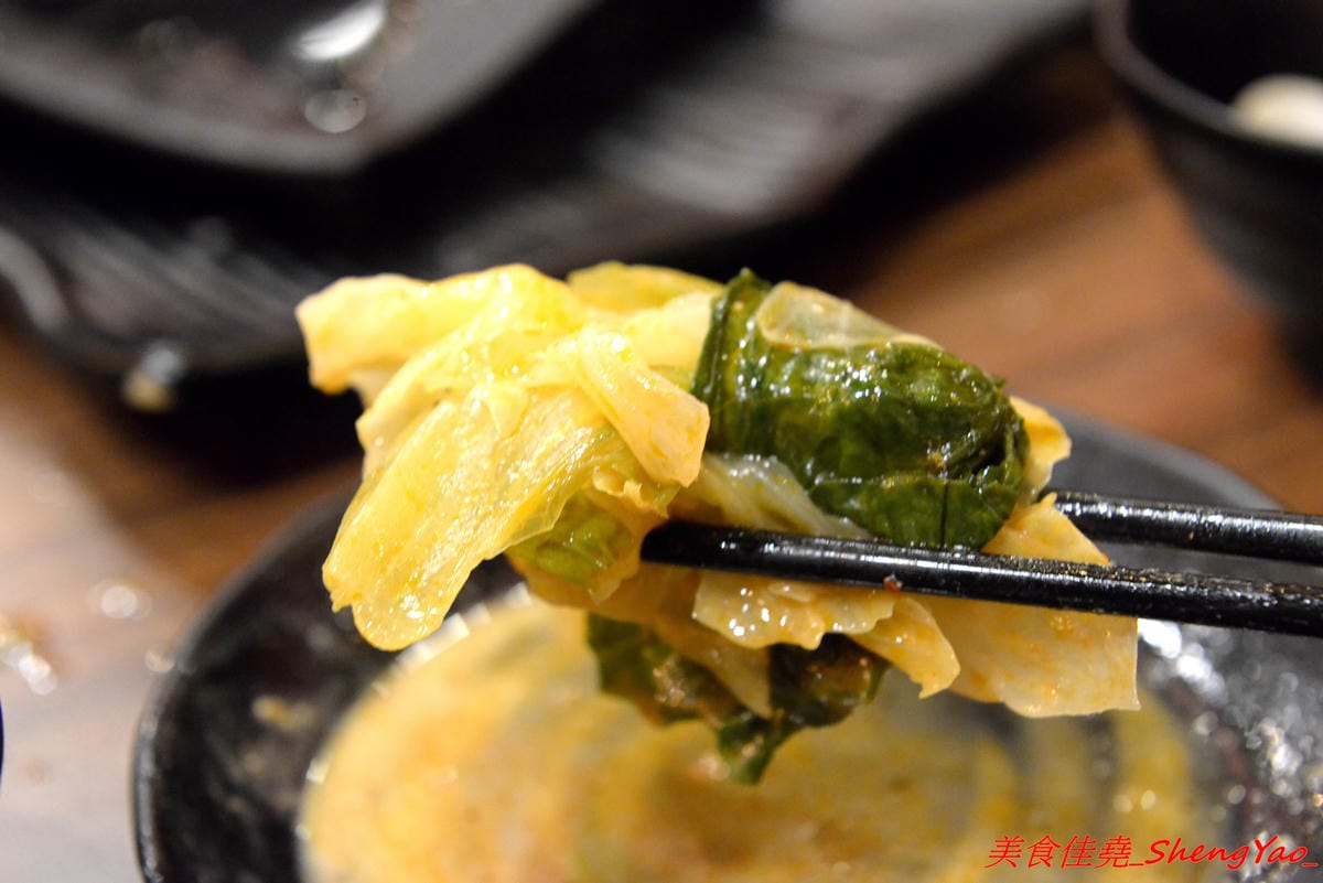 [台中沙鹿]絕品火鍋 – 沙鹿新開的火鍋店,年輕老闆曾擔任過多家餐廳的廚師,食材品質要求嚴格,蔬菜肉品海鮮都很新鮮,店內還有少見的伊比利豬,湯頭也很特別,墨魚湯頭超吸睛,價位相當平價,建