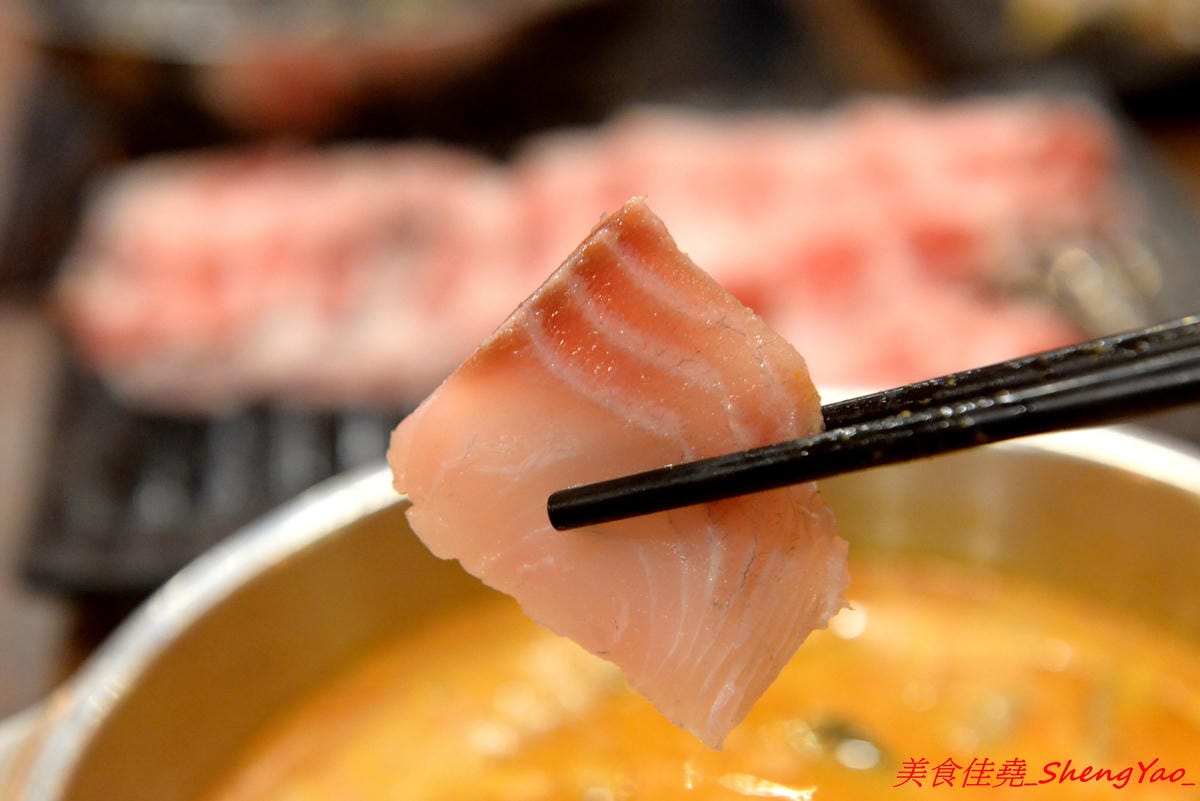 [台中沙鹿]絕品火鍋 – 沙鹿新開的火鍋店,年輕老闆曾擔任過多家餐廳的廚師,食材品質要求嚴格,蔬菜肉品海鮮都很新鮮,店內還有少見的伊比利豬,湯頭也很特別,墨魚湯頭超吸睛,價位相當平價,建