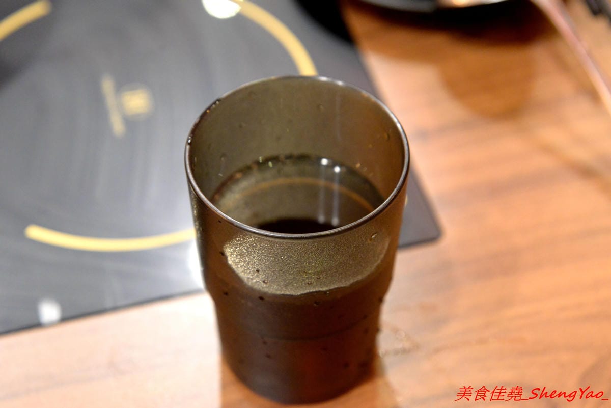 [台中沙鹿]絕品火鍋 – 沙鹿新開的火鍋店,年輕老闆曾擔任過多家餐廳的廚師,食材品質要求嚴格,蔬菜肉品海鮮都很新鮮,店內還有少見的伊比利豬,湯頭也很特別,墨魚湯頭超吸睛,價位相當平價,建