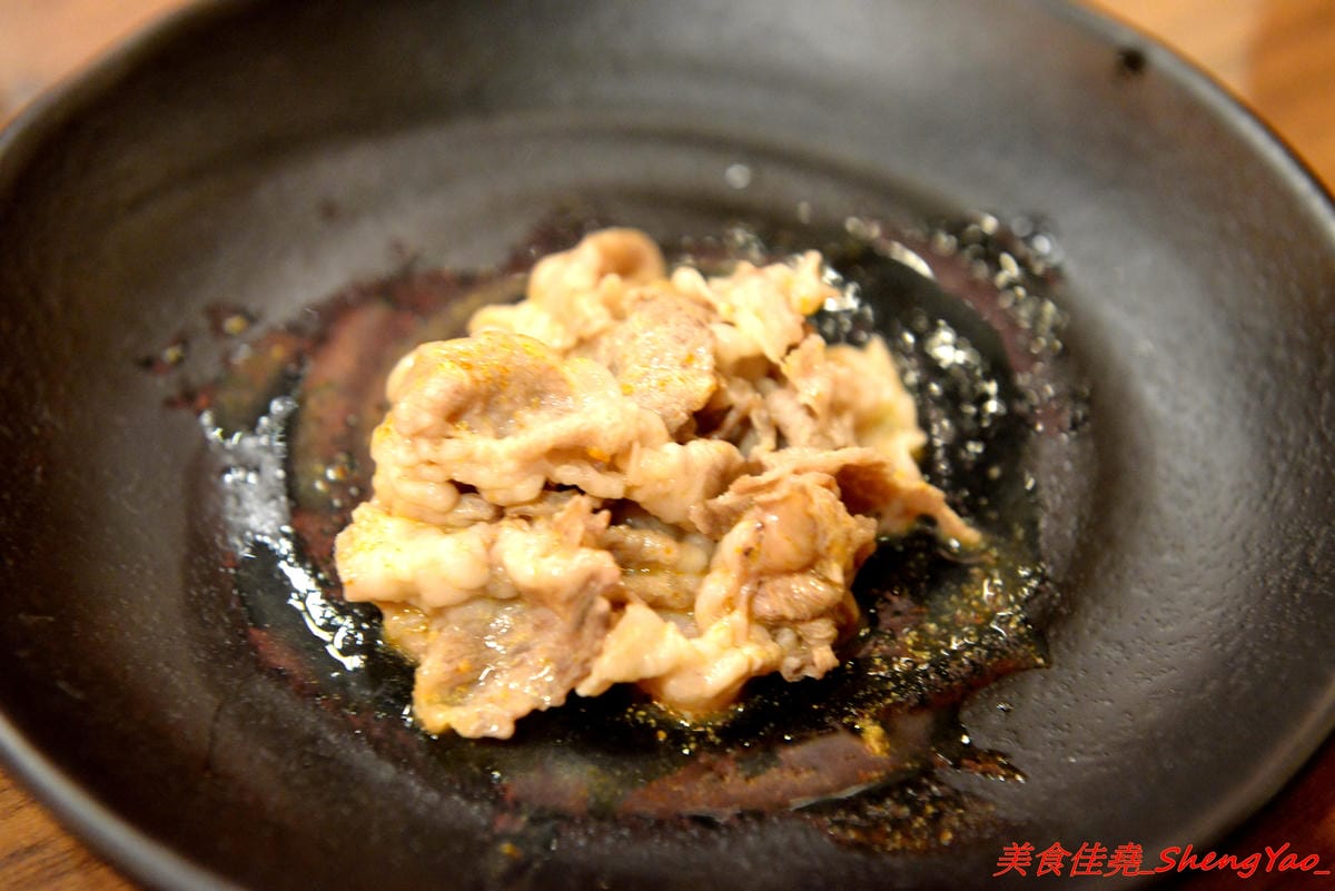 [台中沙鹿]絕品火鍋 – 沙鹿新開的火鍋店,年輕老闆曾擔任過多家餐廳的廚師,食材品質要求嚴格,蔬菜肉品海鮮都很新鮮,店內還有少見的伊比利豬,湯頭也很特別,墨魚湯頭超吸睛,價位相當平價,建