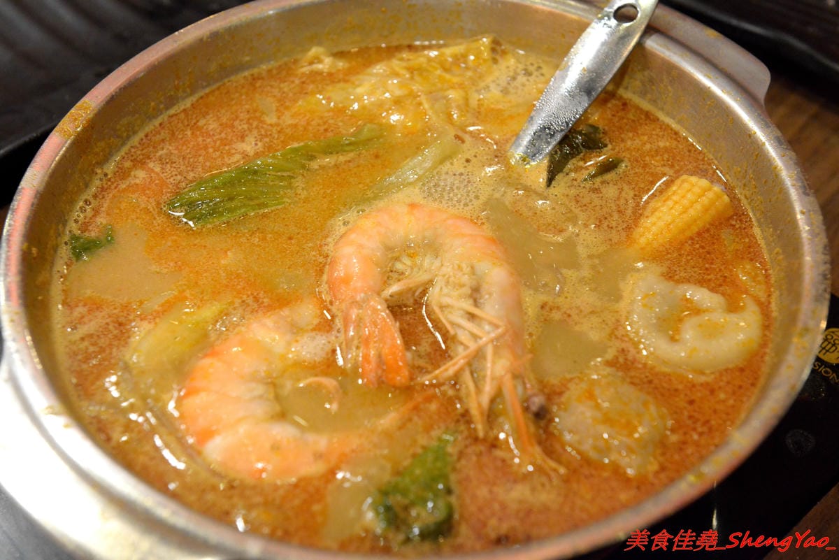 [台中沙鹿]絕品火鍋 – 沙鹿新開的火鍋店,年輕老闆曾擔任過多家餐廳的廚師,食材品質要求嚴格,蔬菜肉品海鮮都很新鮮,店內還有少見的伊比利豬,湯頭也很特別,墨魚湯頭超吸睛,價位相當平價,建