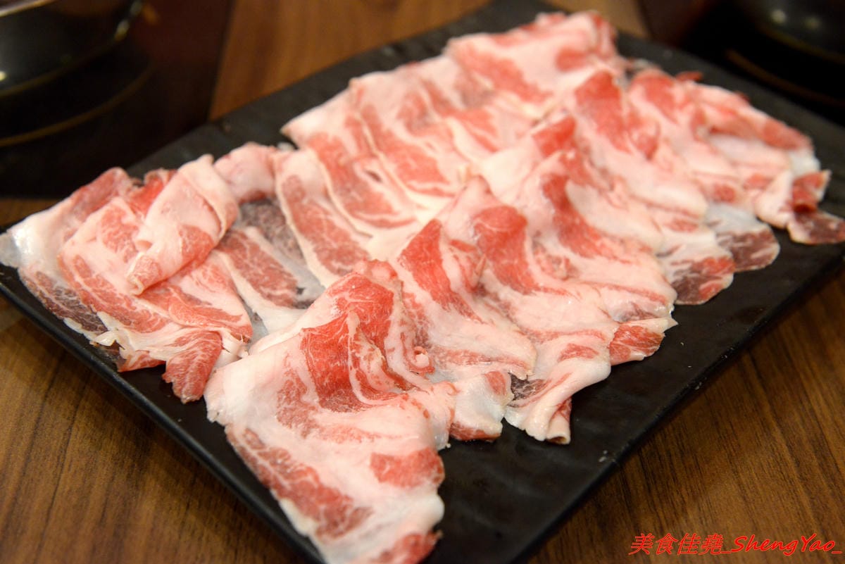 [台中沙鹿]絕品火鍋 – 沙鹿新開的火鍋店,年輕老闆曾擔任過多家餐廳的廚師,食材品質要求嚴格,蔬菜肉品海鮮都很新鮮,店內還有少見的伊比利豬,湯頭也很特別,墨魚湯頭超吸睛,價位相當平價,建