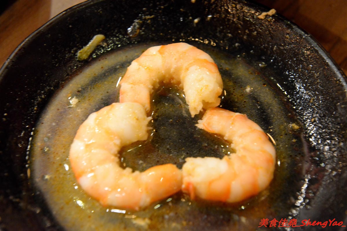 [台中沙鹿]絕品火鍋 – 沙鹿新開的火鍋店,年輕老闆曾擔任過多家餐廳的廚師,食材品質要求嚴格,蔬菜肉品海鮮都很新鮮,店內還有少見的伊比利豬,湯頭也很特別,墨魚湯頭超吸睛,價位相當平價,建