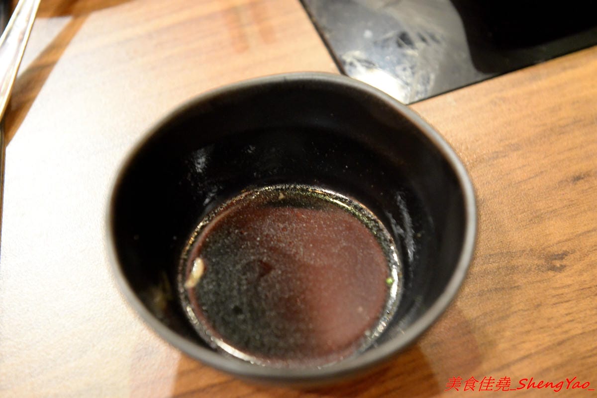 [台中沙鹿]絕品火鍋 – 沙鹿新開的火鍋店,年輕老闆曾擔任過多家餐廳的廚師,食材品質要求嚴格,蔬菜肉品海鮮都很新鮮,店內還有少見的伊比利豬,湯頭也很特別,墨魚湯頭超吸睛,價位相當平價,建