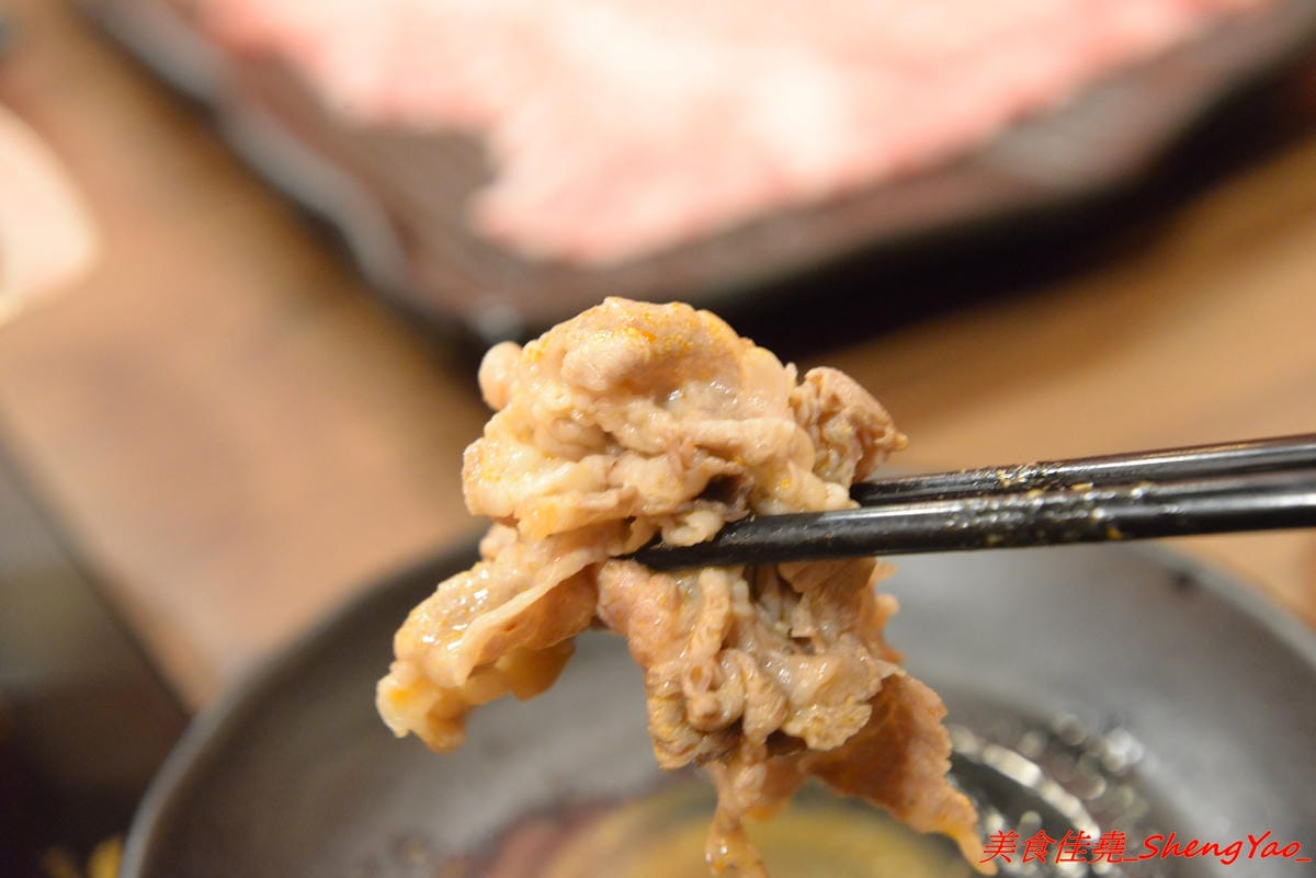 [台中沙鹿]絕品火鍋 – 沙鹿新開的火鍋店,年輕老闆曾擔任過多家餐廳的廚師,食材品質要求嚴格,蔬菜肉品海鮮都很新鮮,店內還有少見的伊比利豬,湯頭也很特別,墨魚湯頭超吸睛,價位相當平價,建