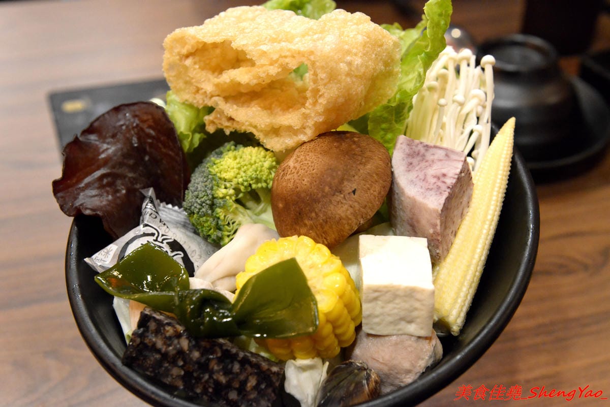 [台中沙鹿]絕品火鍋 – 沙鹿新開的火鍋店,年輕老闆曾擔任過多家餐廳的廚師,食材品質要求嚴格,蔬菜肉品海鮮都很新鮮,店內還有少見的伊比利豬,湯頭也很特別,墨魚湯頭超吸睛,價位相當平價,建