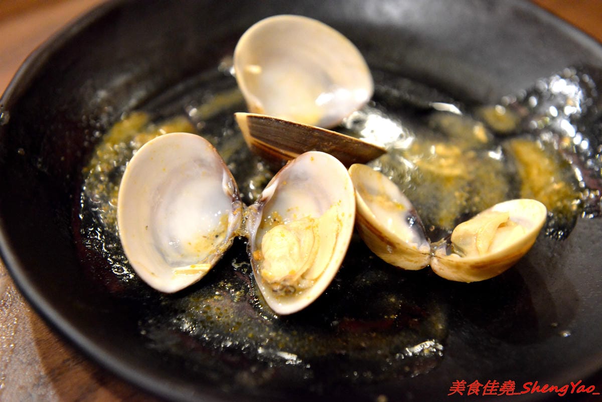 [台中沙鹿]絕品火鍋 – 沙鹿新開的火鍋店,年輕老闆曾擔任過多家餐廳的廚師,食材品質要求嚴格,蔬菜肉品海鮮都很新鮮,店內還有少見的伊比利豬,湯頭也很特別,墨魚湯頭超吸睛,價位相當平價,建