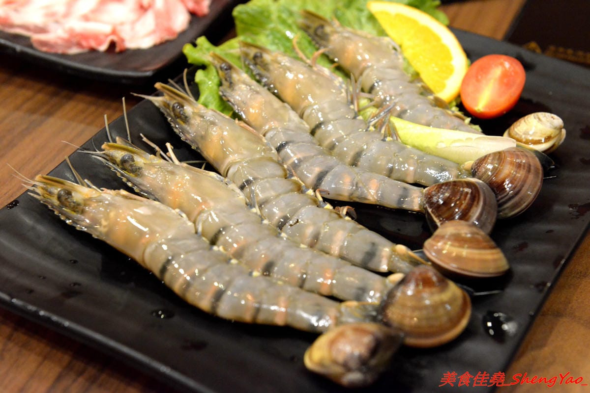[台中沙鹿]絕品火鍋 – 沙鹿新開的火鍋店,年輕老闆曾擔任過多家餐廳的廚師,食材品質要求嚴格,蔬菜肉品海鮮都很新鮮,店內還有少見的伊比利豬,湯頭也很特別,墨魚湯頭超吸睛,價位相當平價,建