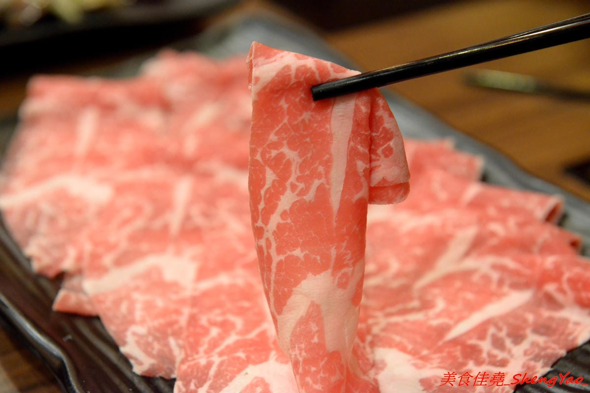 [台中沙鹿]絕品火鍋 – 沙鹿新開的火鍋店,年輕老闆曾擔任過多家餐廳的廚師,食材品質要求嚴格,蔬菜肉品海鮮都很新鮮,店內還有少見的伊比利豬,湯頭也很特別,墨魚湯頭超吸睛,價位相當平價,建