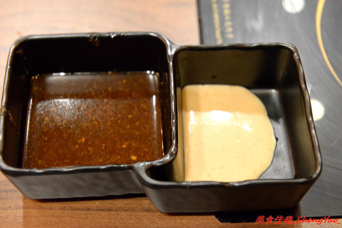 [台中沙鹿]絕品火鍋 – 沙鹿新開的火鍋店,年輕老闆曾擔任過多家餐廳的廚師,食材品質要求嚴格,蔬菜肉品海鮮都很新鮮,店內還有少見的伊比利豬,湯頭也很特別,墨魚湯頭超吸睛,價位相當平價,建