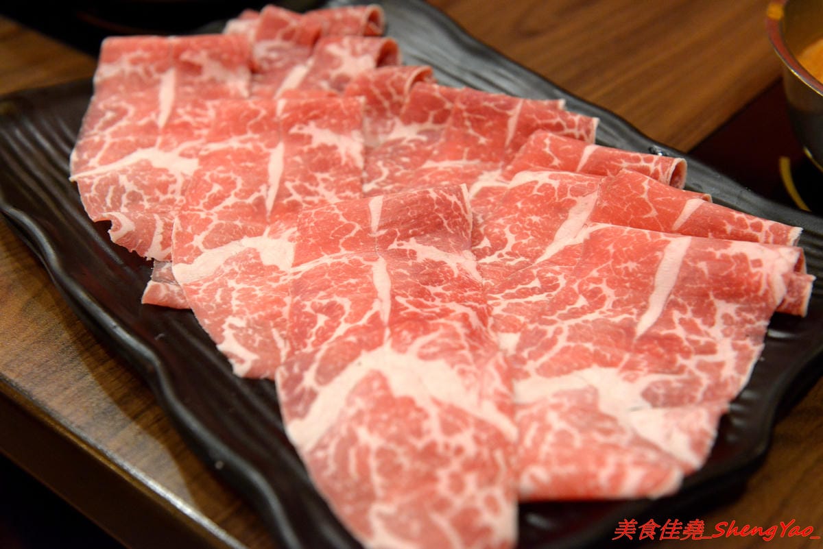 [台中沙鹿]絕品火鍋 – 沙鹿新開的火鍋店,年輕老闆曾擔任過多家餐廳的廚師,食材品質要求嚴格,蔬菜肉品海鮮都很新鮮,店內還有少見的伊比利豬,湯頭也很特別,墨魚湯頭超吸睛,價位相當平價,建