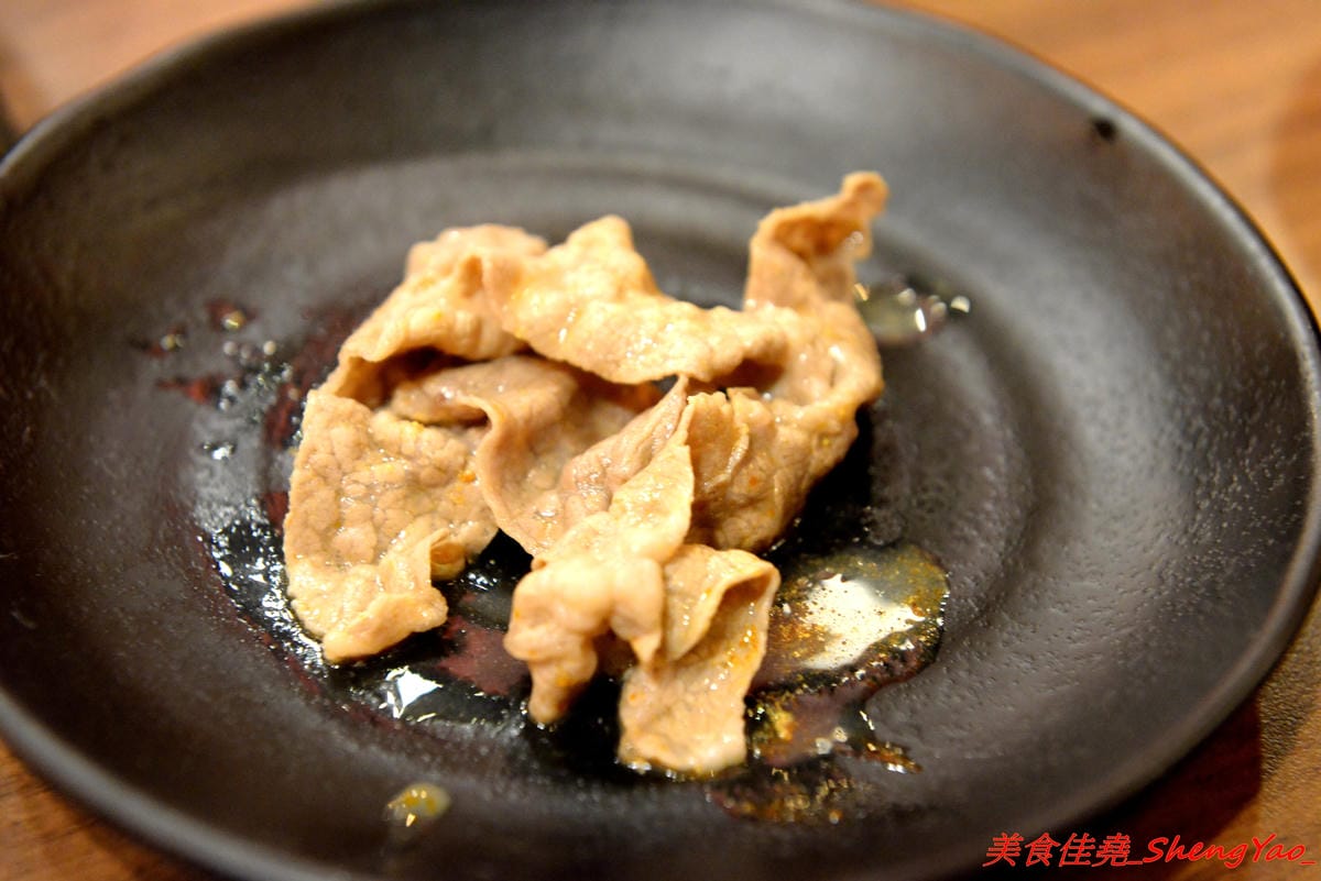 [台中沙鹿]絕品火鍋 – 沙鹿新開的火鍋店,年輕老闆曾擔任過多家餐廳的廚師,食材品質要求嚴格,蔬菜肉品海鮮都很新鮮,店內還有少見的伊比利豬,湯頭也很特別,墨魚湯頭超吸睛,價位相當平價,建