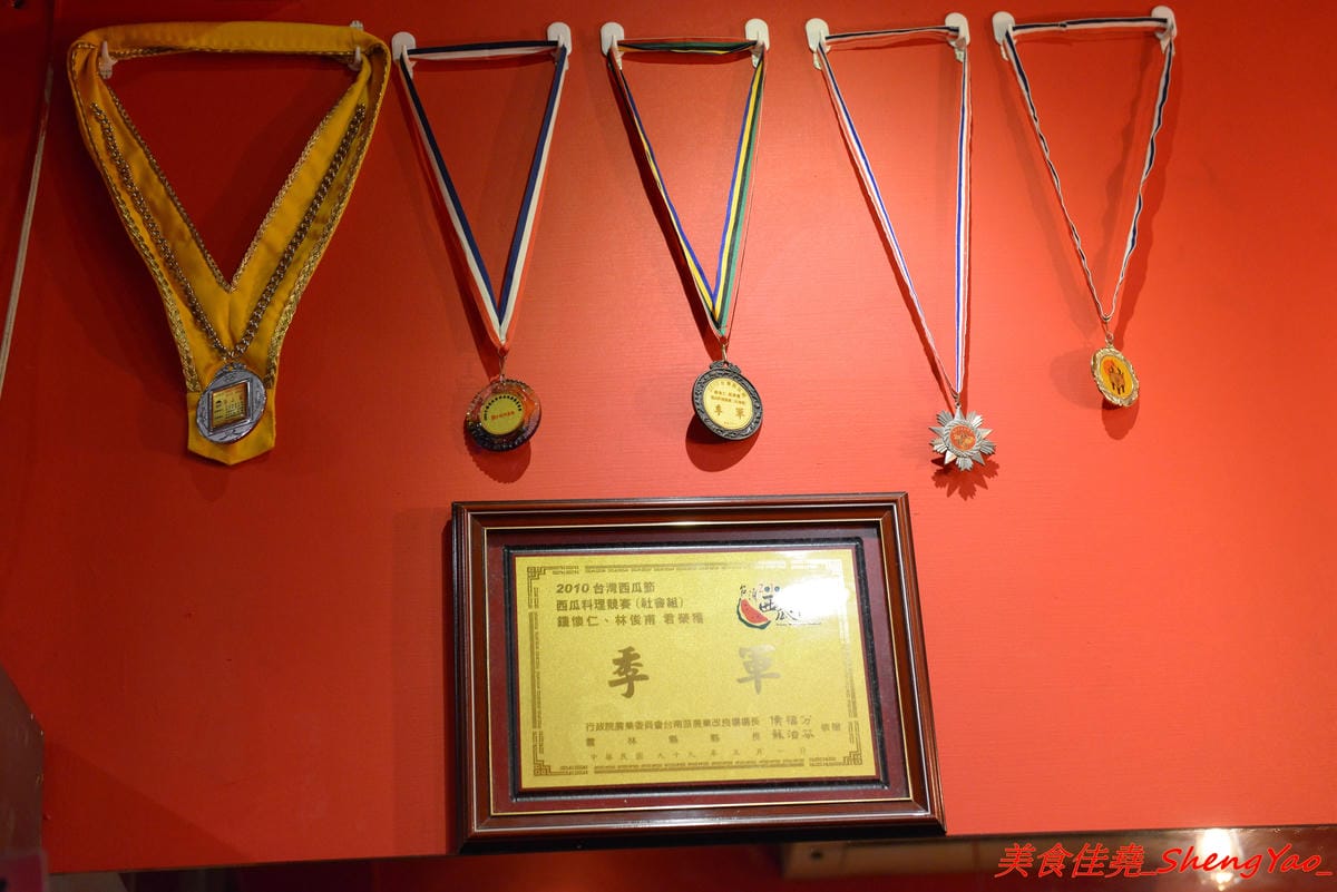 [台中沙鹿]絕品火鍋 – 沙鹿新開的火鍋店,年輕老闆曾擔任過多家餐廳的廚師,食材品質要求嚴格,蔬菜肉品海鮮都很新鮮,店內還有少見的伊比利豬,湯頭也很特別,墨魚湯頭超吸睛,價位相當平價,建