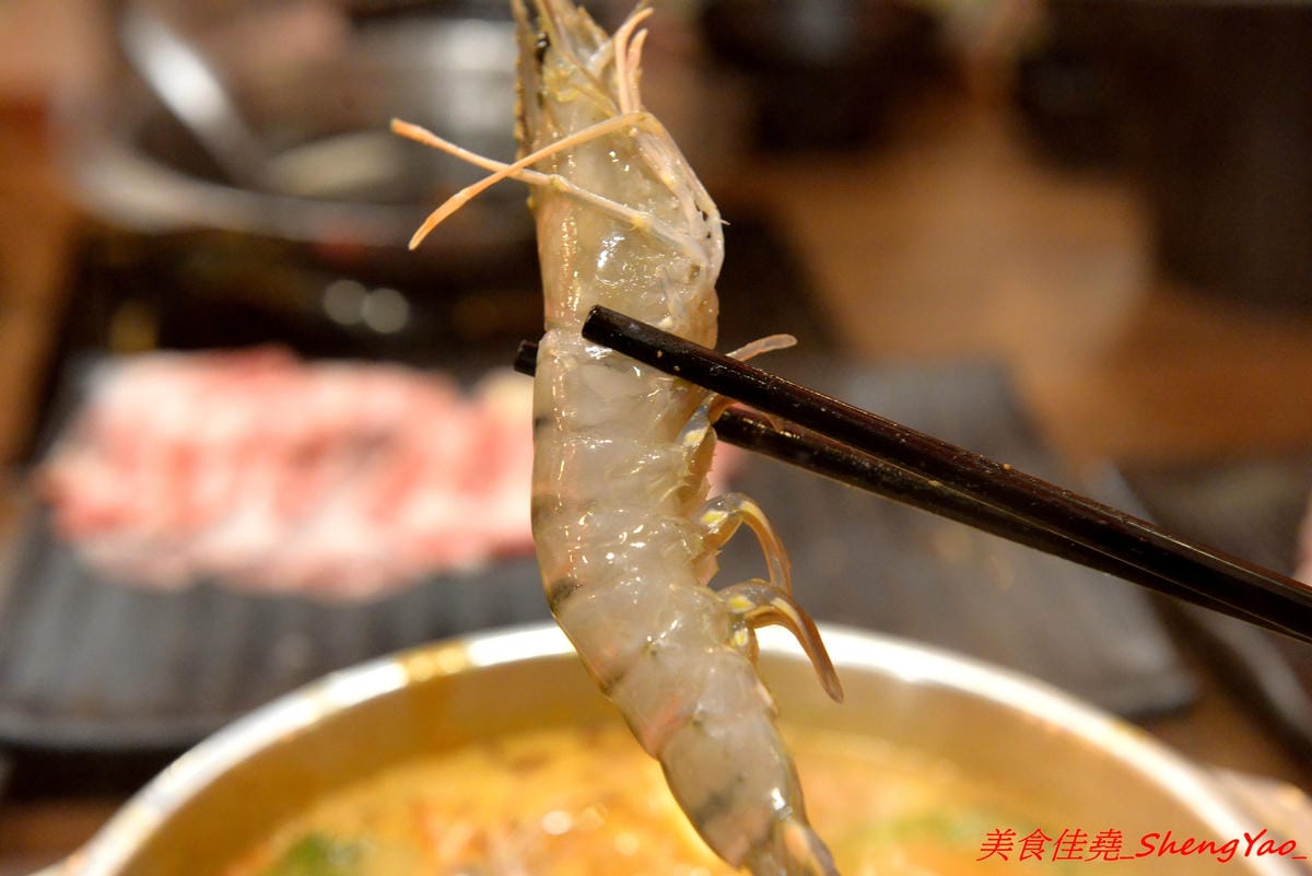 [台中沙鹿]絕品火鍋 – 沙鹿新開的火鍋店,年輕老闆曾擔任過多家餐廳的廚師,食材品質要求嚴格,蔬菜肉品海鮮都很新鮮,店內還有少見的伊比利豬,湯頭也很特別,墨魚湯頭超吸睛,價位相當平價,建