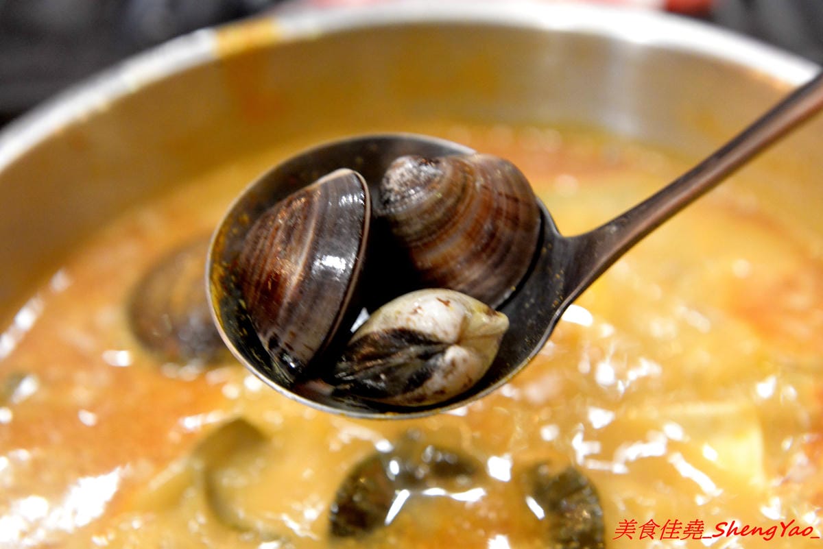 [台中沙鹿]絕品火鍋 – 沙鹿新開的火鍋店,年輕老闆曾擔任過多家餐廳的廚師,食材品質要求嚴格,蔬菜肉品海鮮都很新鮮,店內還有少見的伊比利豬,湯頭也很特別,墨魚湯頭超吸睛,價位相當平價,建