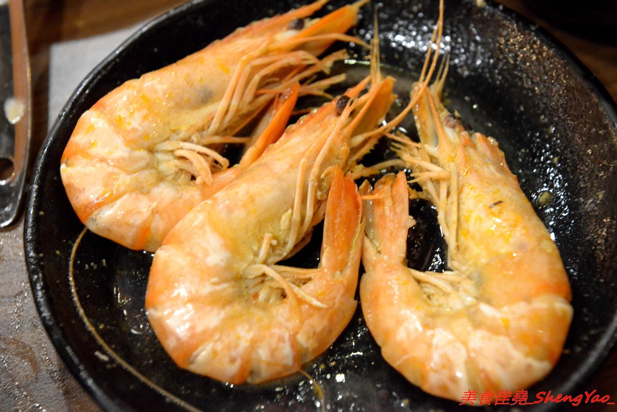[台中沙鹿]絕品火鍋 – 沙鹿新開的火鍋店,年輕老闆曾擔任過多家餐廳的廚師,食材品質要求嚴格,蔬菜肉品海鮮都很新鮮,店內還有少見的伊比利豬,湯頭也很特別,墨魚湯頭超吸睛,價位相當平價,建