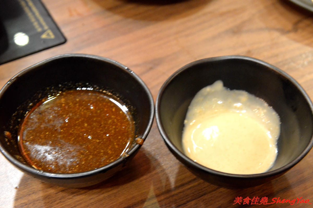 [台中沙鹿]絕品火鍋 – 沙鹿新開的火鍋店,年輕老闆曾擔任過多家餐廳的廚師,食材品質要求嚴格,蔬菜肉品海鮮都很新鮮,店內還有少見的伊比利豬,湯頭也很特別,墨魚湯頭超吸睛,價位相當平價,建