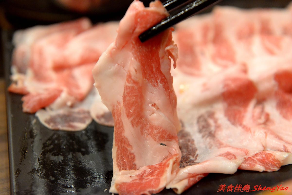 [台中沙鹿]絕品火鍋 – 沙鹿新開的火鍋店,年輕老闆曾擔任過多家餐廳的廚師,食材品質要求嚴格,蔬菜肉品海鮮都很新鮮,店內還有少見的伊比利豬,湯頭也很特別,墨魚湯頭超吸睛,價位相當平價,建