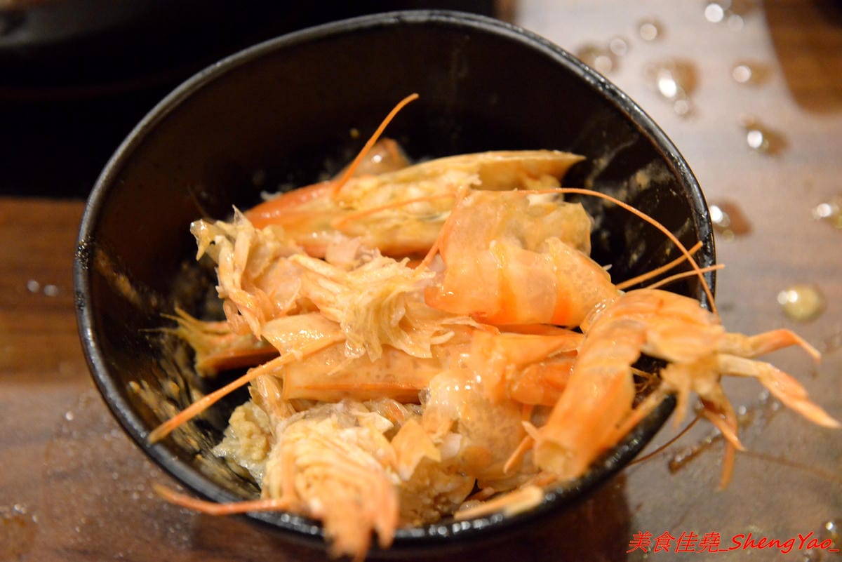 [台中沙鹿]絕品火鍋 – 沙鹿新開的火鍋店,年輕老闆曾擔任過多家餐廳的廚師,食材品質要求嚴格,蔬菜肉品海鮮都很新鮮,店內還有少見的伊比利豬,湯頭也很特別,墨魚湯頭超吸睛,價位相當平價,建