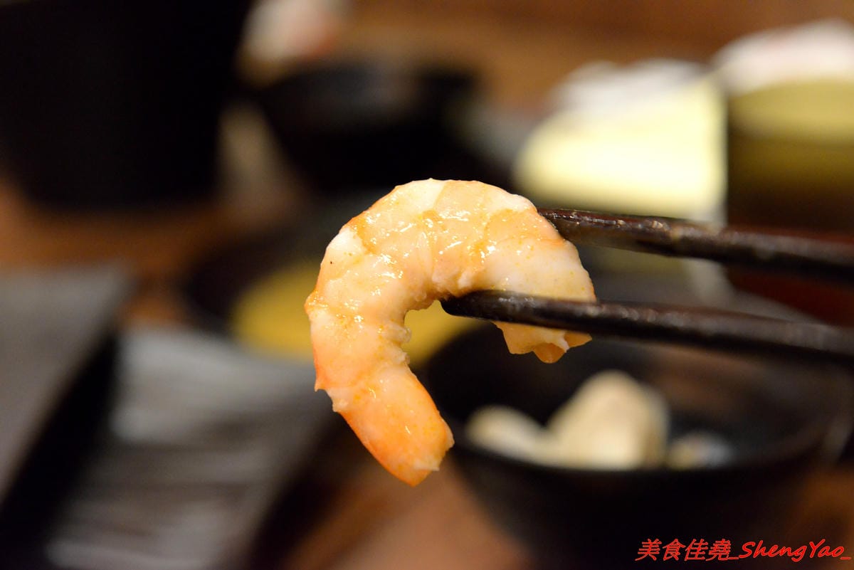 [台中沙鹿]絕品火鍋 – 沙鹿新開的火鍋店,年輕老闆曾擔任過多家餐廳的廚師,食材品質要求嚴格,蔬菜肉品海鮮都很新鮮,店內還有少見的伊比利豬,湯頭也很特別,墨魚湯頭超吸睛,價位相當平價,建