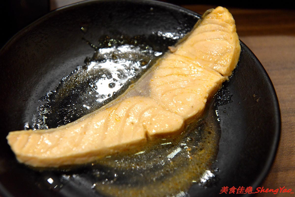 [台中沙鹿]絕品火鍋 – 沙鹿新開的火鍋店,年輕老闆曾擔任過多家餐廳的廚師,食材品質要求嚴格,蔬菜肉品海鮮都很新鮮,店內還有少見的伊比利豬,湯頭也很特別,墨魚湯頭超吸睛,價位相當平價,建