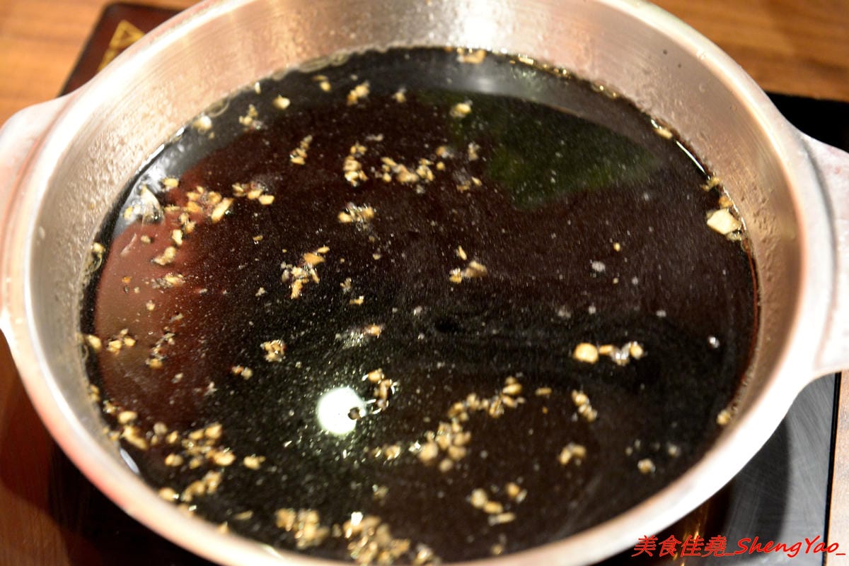 [台中沙鹿]絕品火鍋 – 沙鹿新開的火鍋店,年輕老闆曾擔任過多家餐廳的廚師,食材品質要求嚴格,蔬菜肉品海鮮都很新鮮,店內還有少見的伊比利豬,湯頭也很特別,墨魚湯頭超吸睛,價位相當平價,建