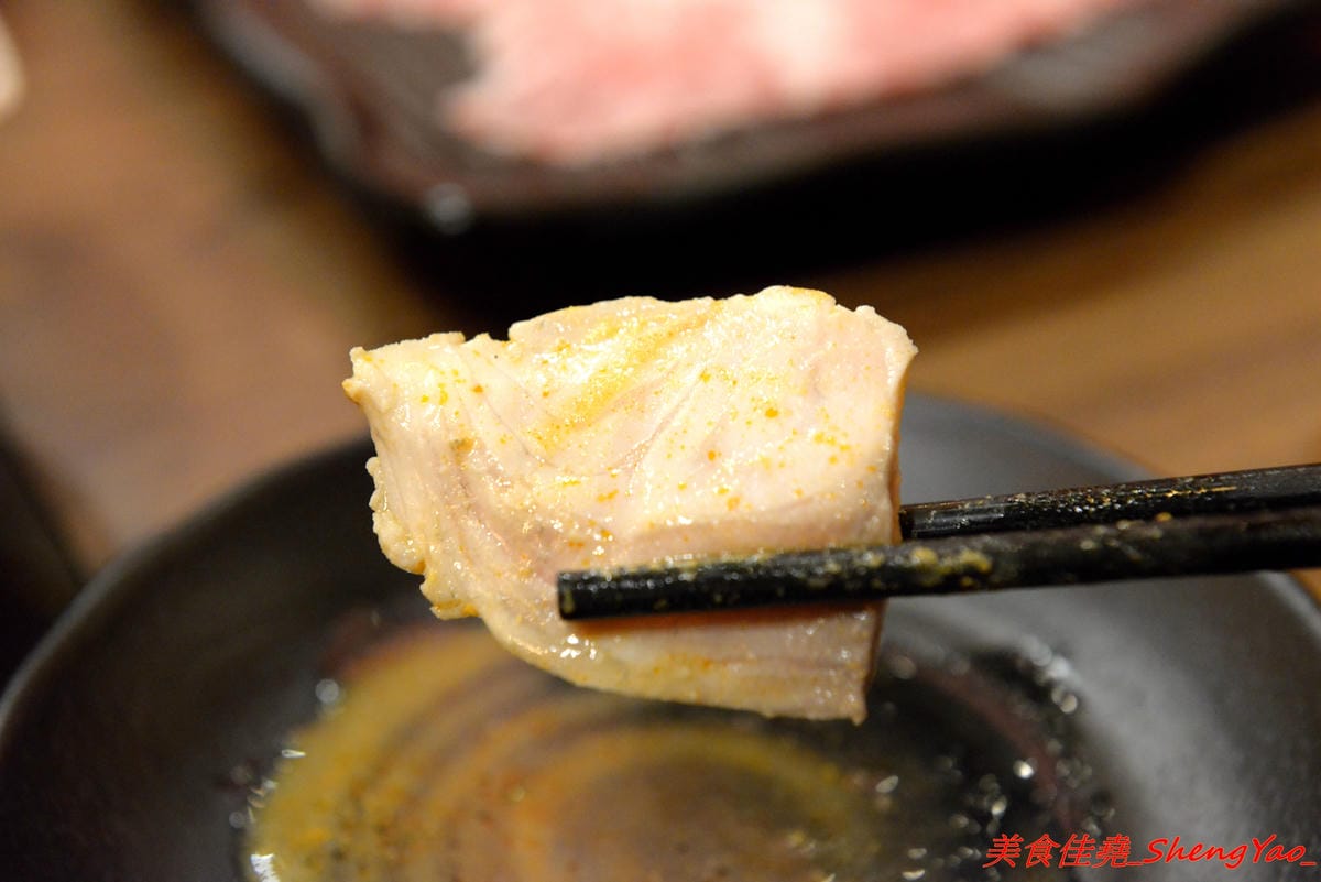[台中沙鹿]絕品火鍋 – 沙鹿新開的火鍋店,年輕老闆曾擔任過多家餐廳的廚師,食材品質要求嚴格,蔬菜肉品海鮮都很新鮮,店內還有少見的伊比利豬,湯頭也很特別,墨魚湯頭超吸睛,價位相當平價,建